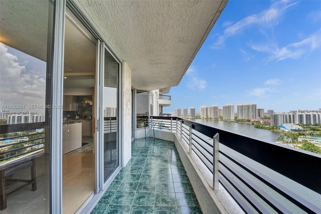 出租: $4,000 (2 贝兹, 2 浴室, 1365 平方英尺)