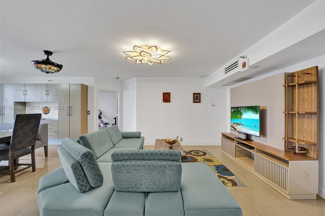 出租: $4,000 (2 贝兹, 2 浴室, 1365 平方英尺)