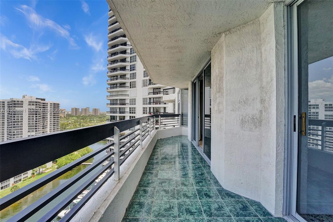 出租: $4,000 (2 贝兹, 2 浴室, 1365 平方英尺)