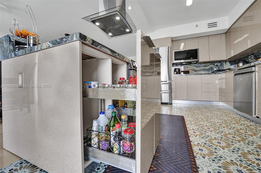 出租: $4,000 (2 贝兹, 2 浴室, 1365 平方英尺)