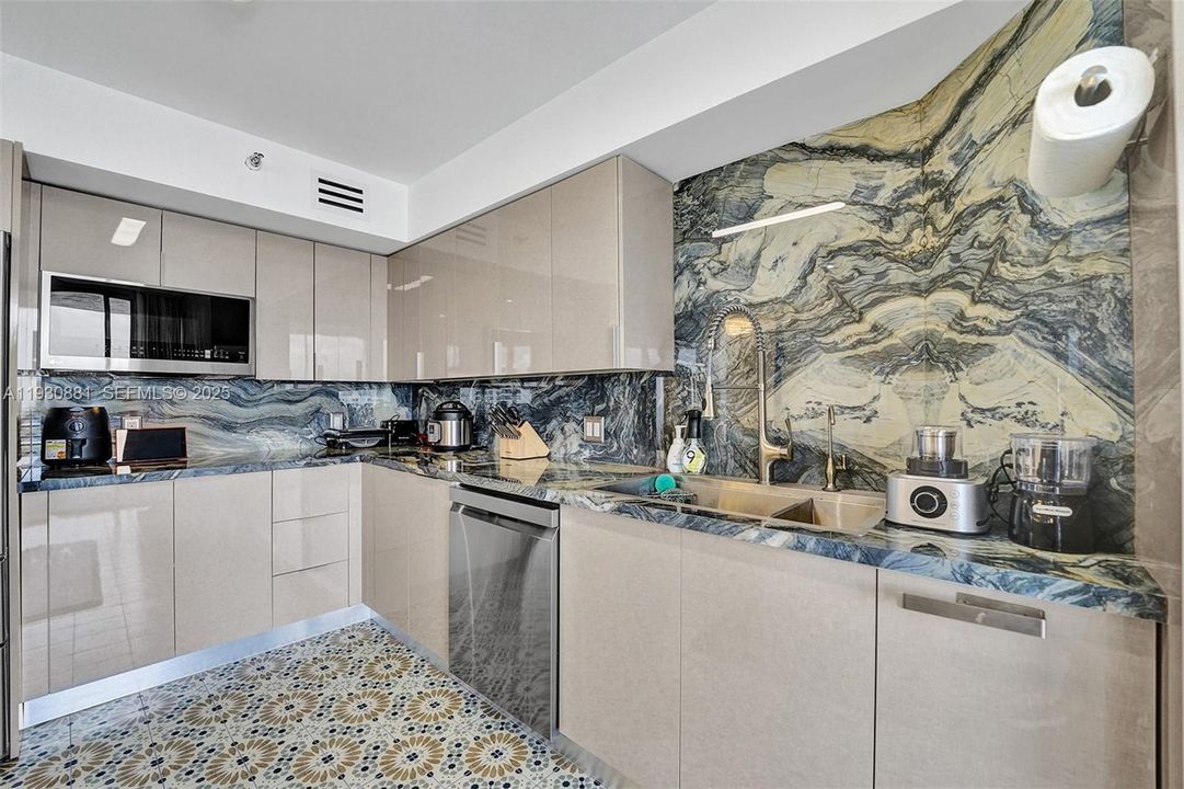 出租: $4,000 (2 贝兹, 2 浴室, 1365 平方英尺)