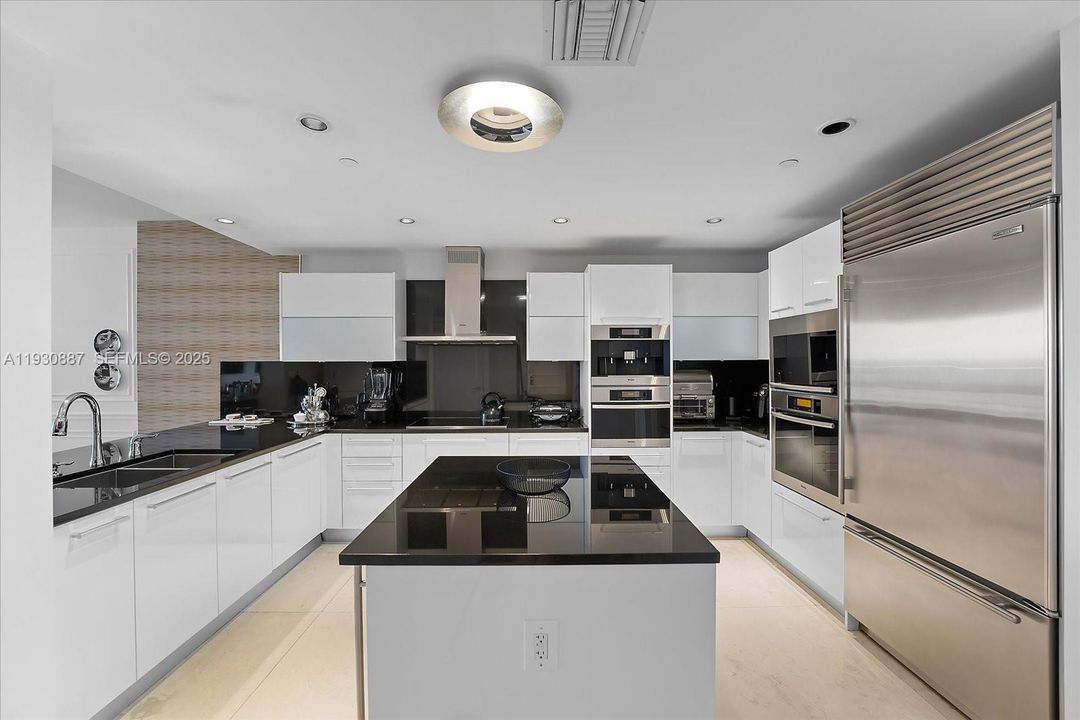 For Rent: $14,000 (3 beds, 3 baths, 1933 Square Feet)