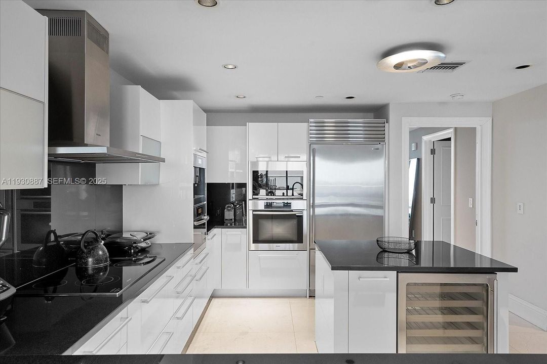 For Rent: $14,000 (3 beds, 3 baths, 1933 Square Feet)