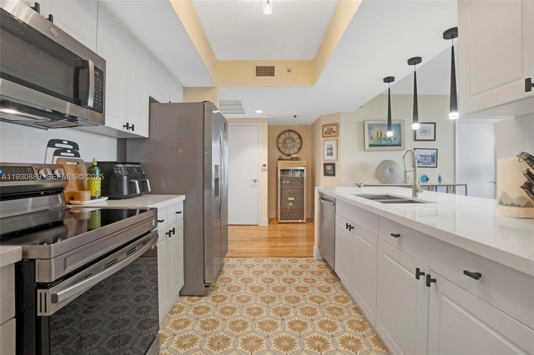 For Sale: $389,000 (1 beds, 1 baths, 870 Square Feet)