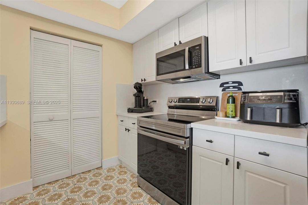 For Sale: $389,000 (1 beds, 1 baths, 870 Square Feet)