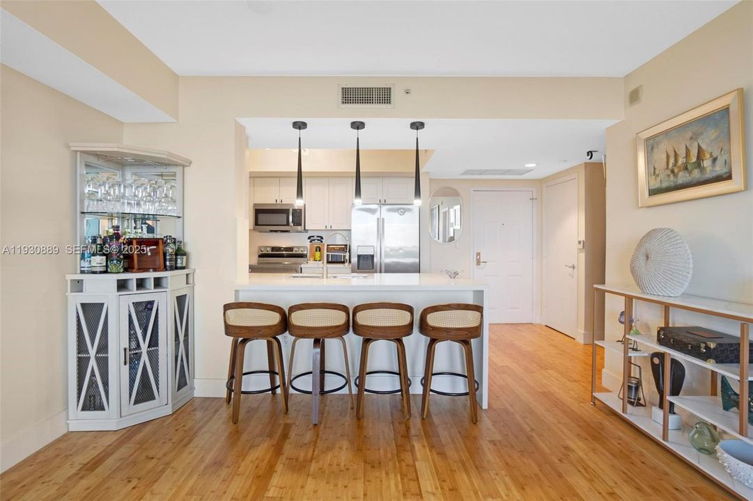 For Sale: $389,000 (1 beds, 1 baths, 870 Square Feet)