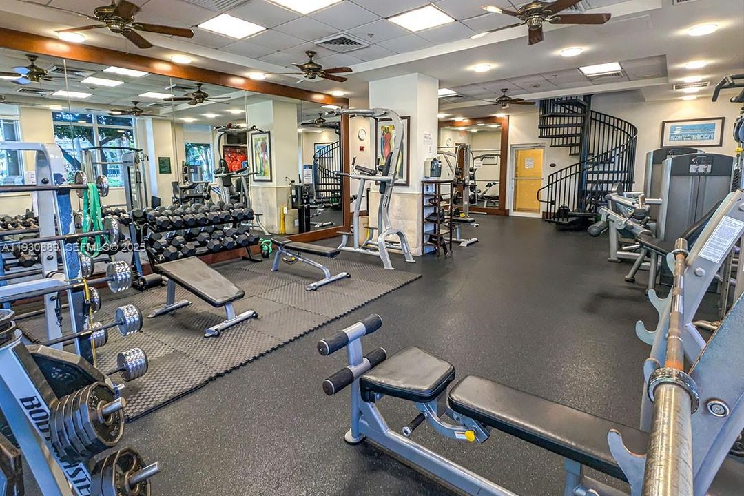 For Sale: $389,000 (1 beds, 1 baths, 870 Square Feet)