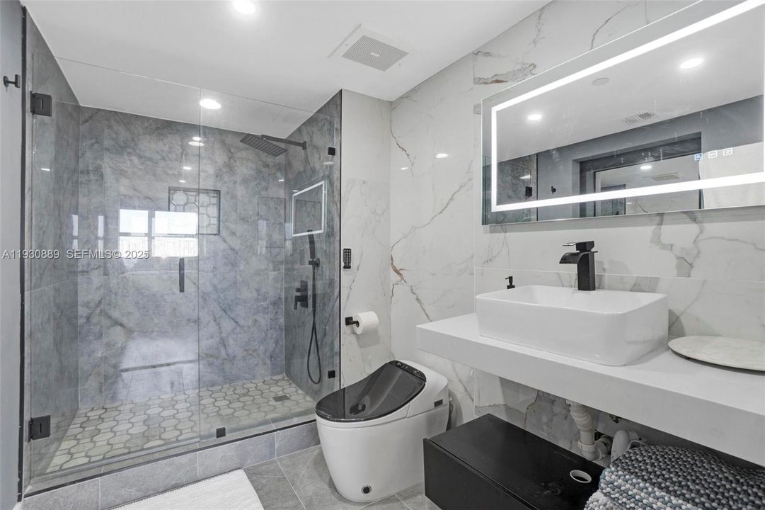 For Sale: $389,000 (1 beds, 1 baths, 870 Square Feet)