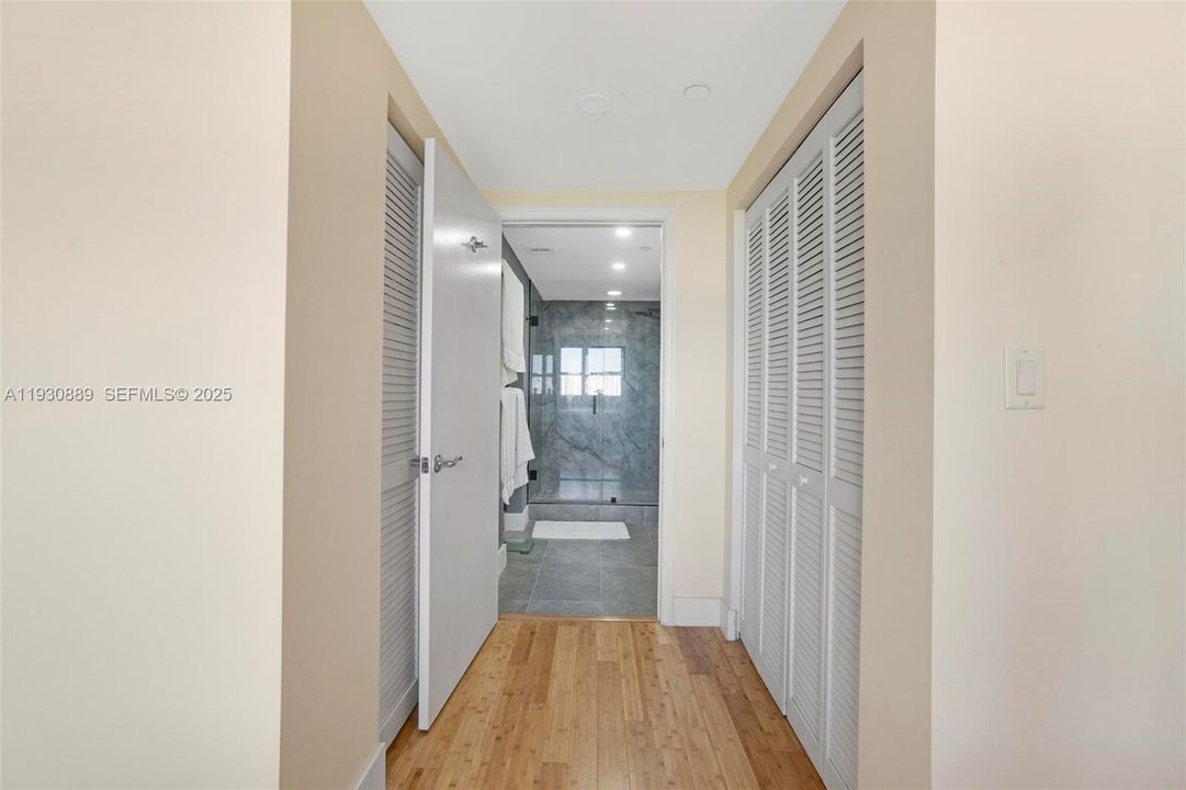 For Sale: $389,000 (1 beds, 1 baths, 870 Square Feet)