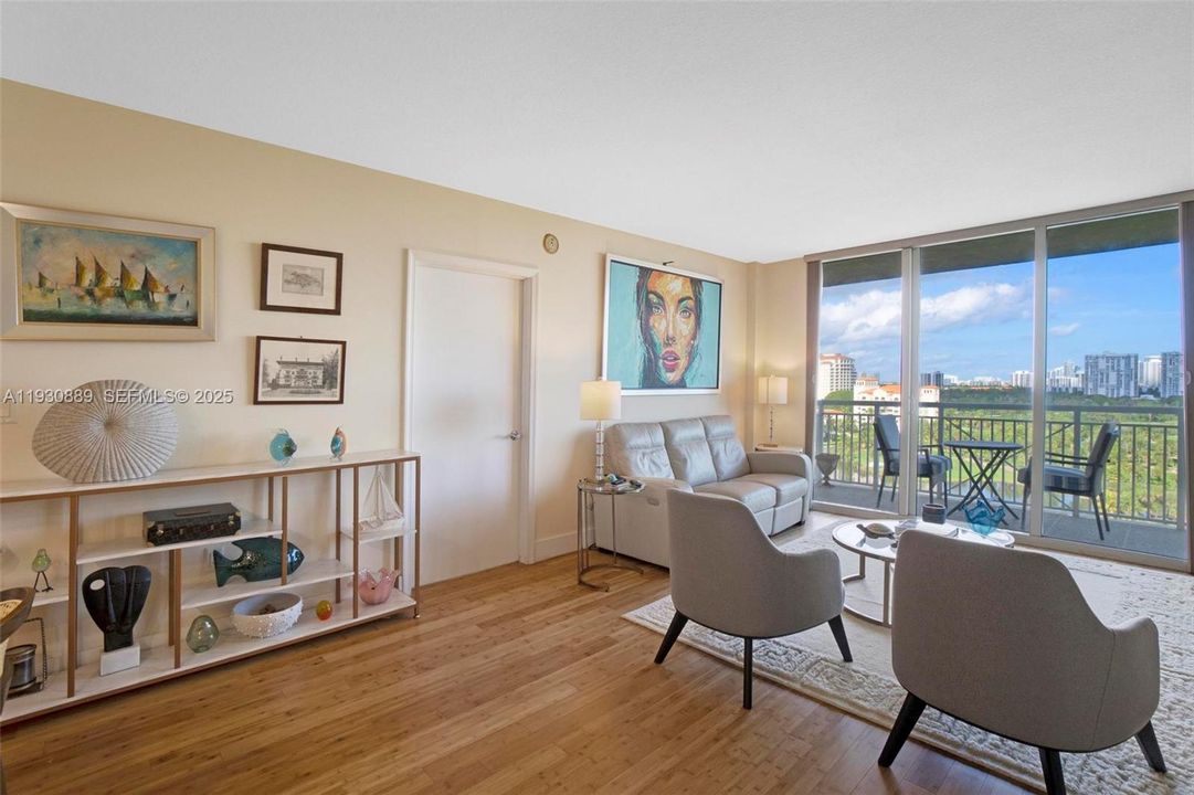 For Sale: $389,000 (1 beds, 1 baths, 870 Square Feet)