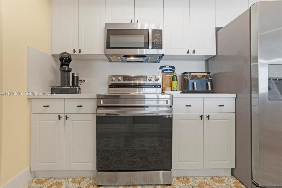 For Sale: $389,000 (1 beds, 1 baths, 870 Square Feet)