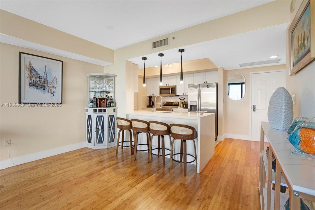 For Sale: $389,000 (1 beds, 1 baths, 870 Square Feet)