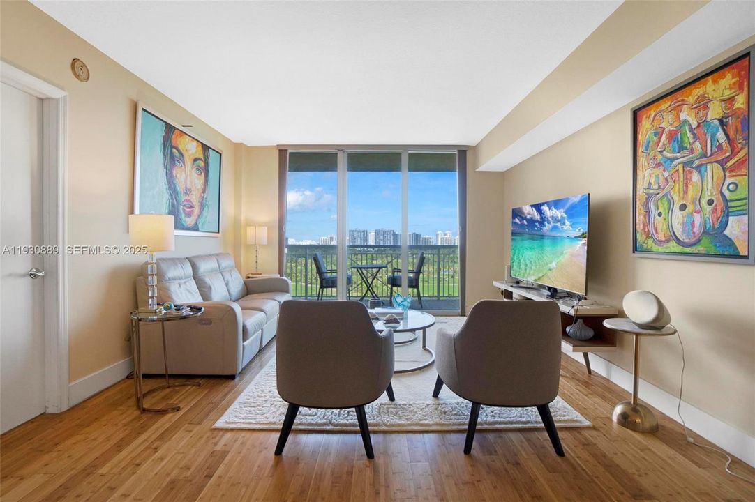 For Sale: $389,000 (1 beds, 1 baths, 870 Square Feet)