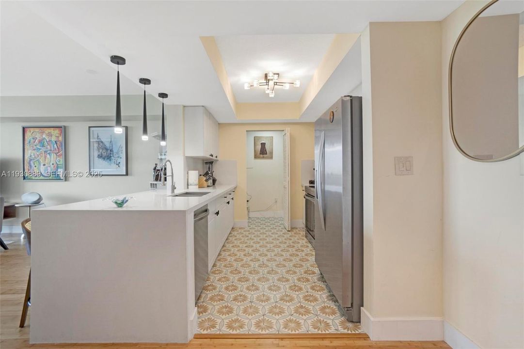 For Sale: $389,000 (1 beds, 1 baths, 870 Square Feet)