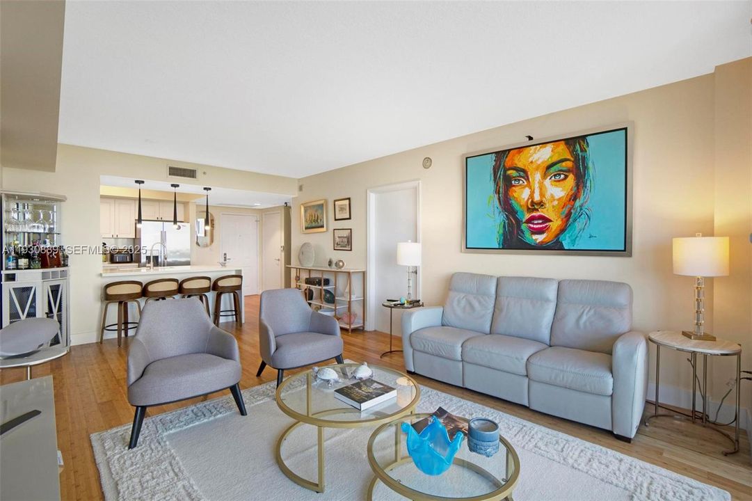 For Sale: $389,000 (1 beds, 1 baths, 870 Square Feet)