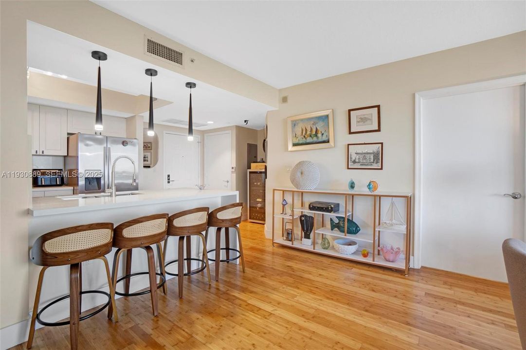 For Sale: $389,000 (1 beds, 1 baths, 870 Square Feet)