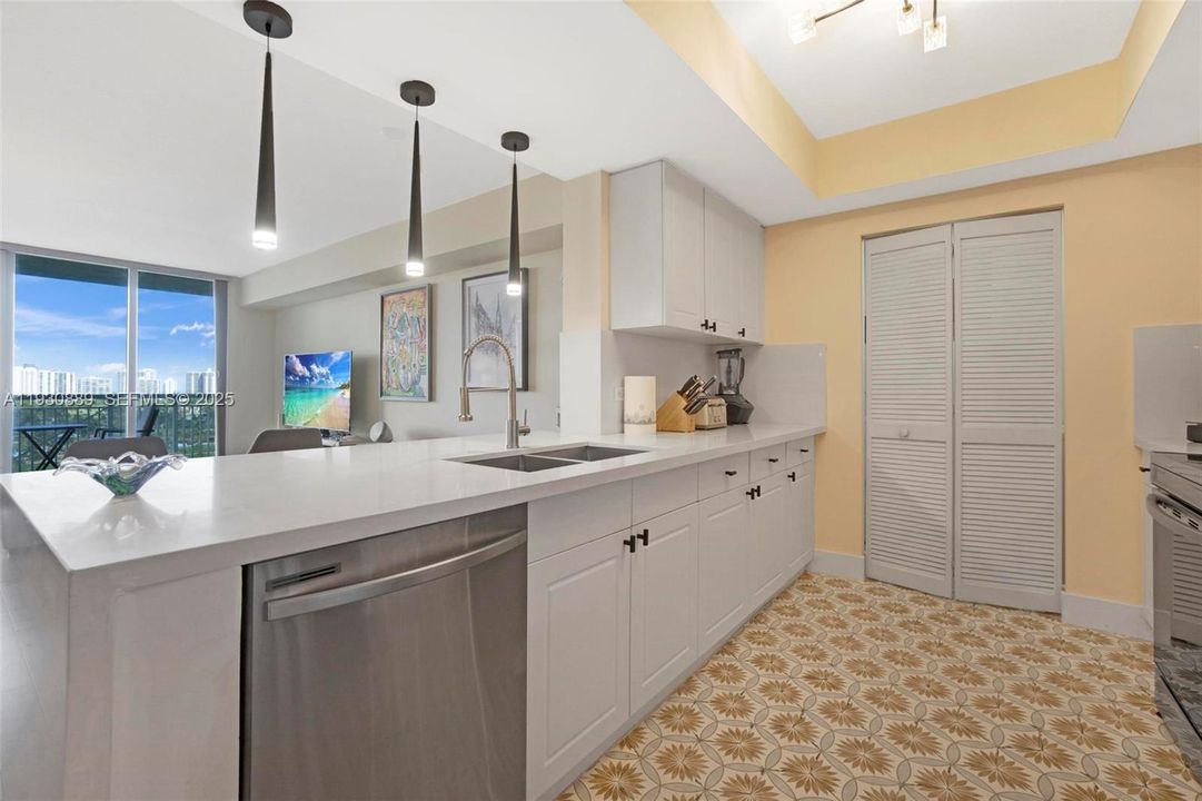 For Sale: $389,000 (1 beds, 1 baths, 870 Square Feet)