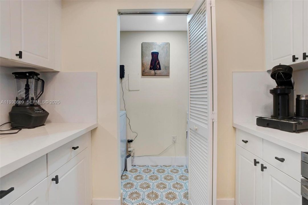 For Sale: $389,000 (1 beds, 1 baths, 870 Square Feet)