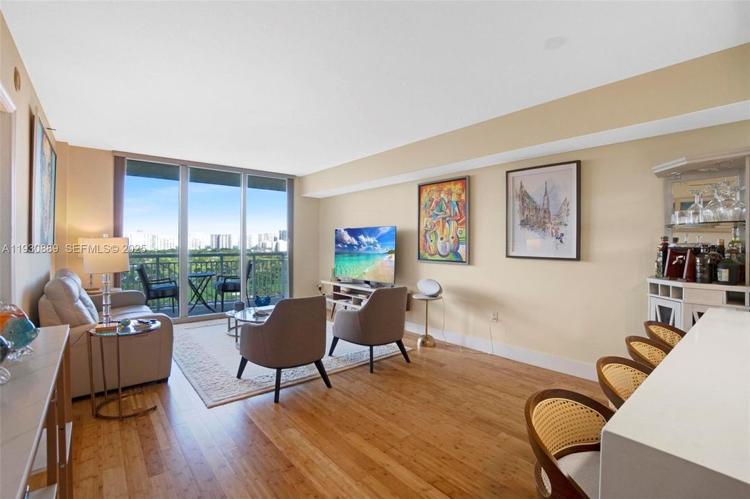 For Sale: $389,000 (1 beds, 1 baths, 870 Square Feet)