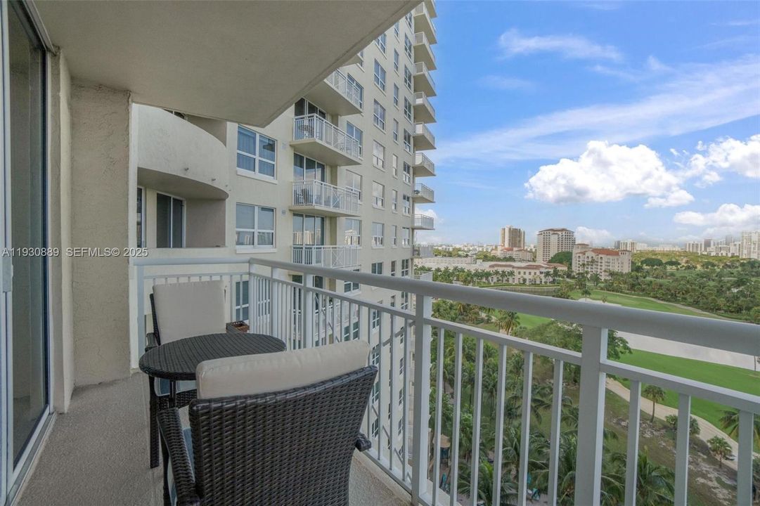 For Sale: $389,000 (1 beds, 1 baths, 870 Square Feet)