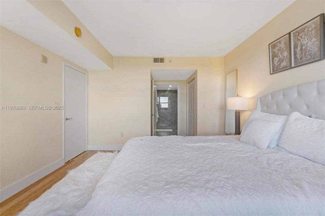 For Sale: $389,000 (1 beds, 1 baths, 870 Square Feet)
