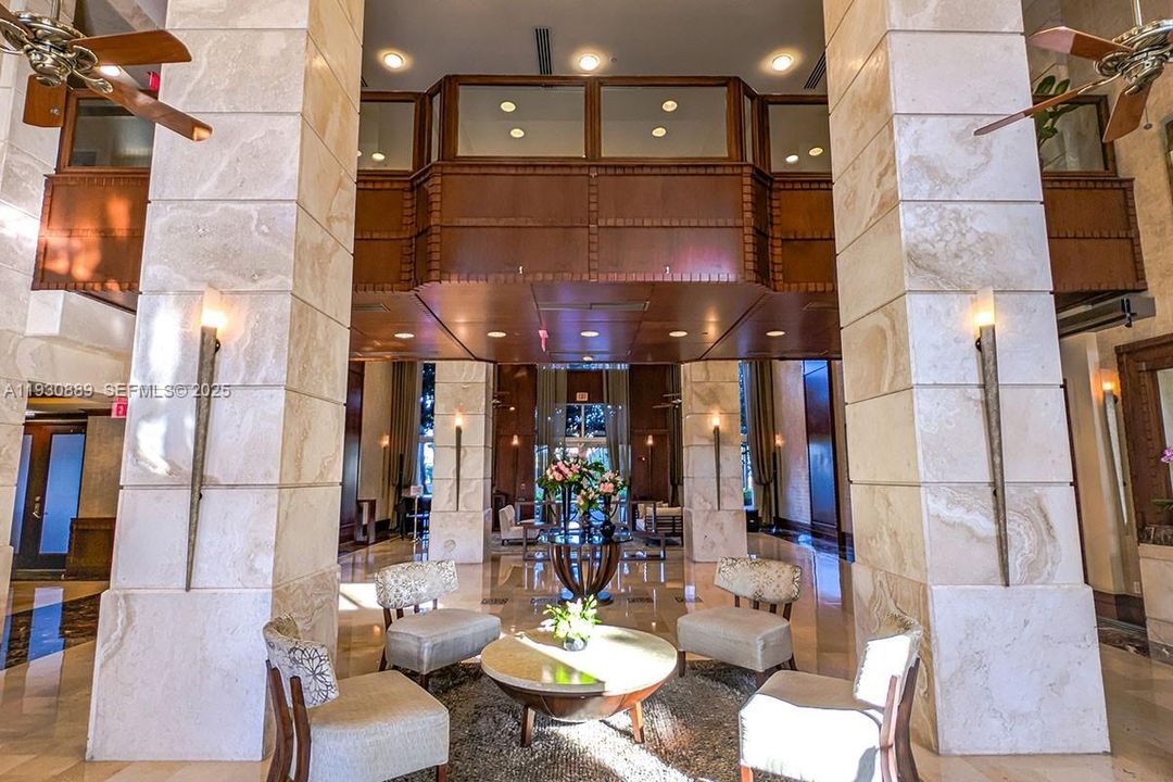 For Sale: $389,000 (1 beds, 1 baths, 870 Square Feet)