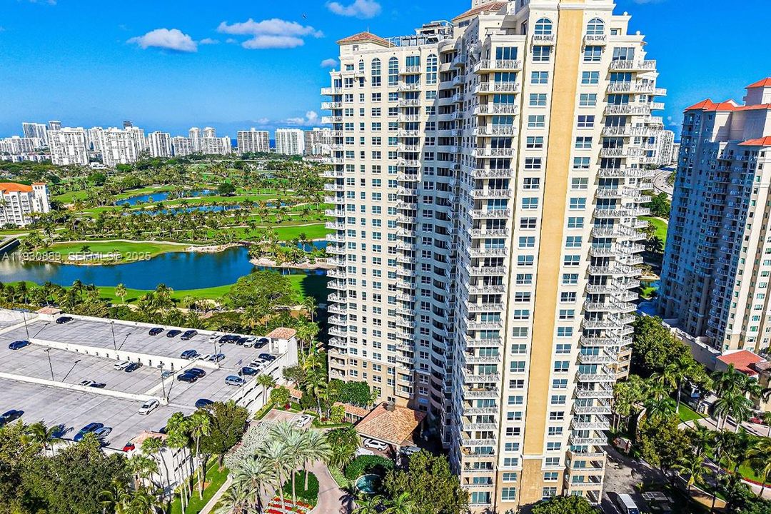 For Sale: $389,000 (1 beds, 1 baths, 870 Square Feet)