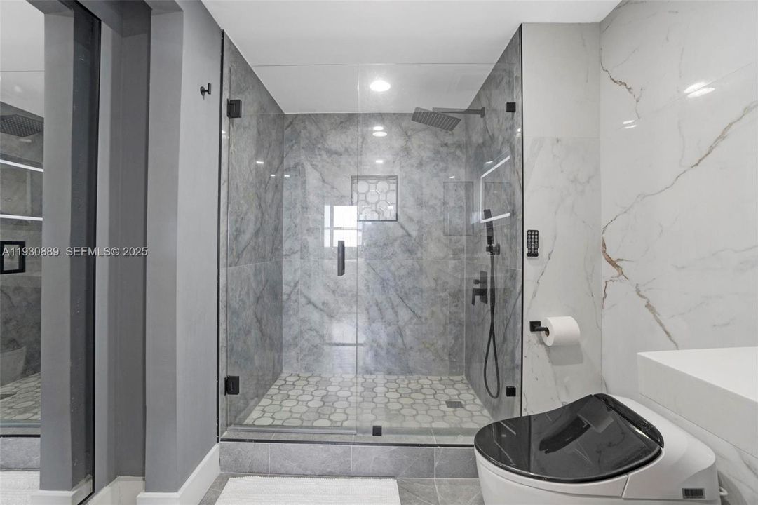 For Sale: $389,000 (1 beds, 1 baths, 870 Square Feet)