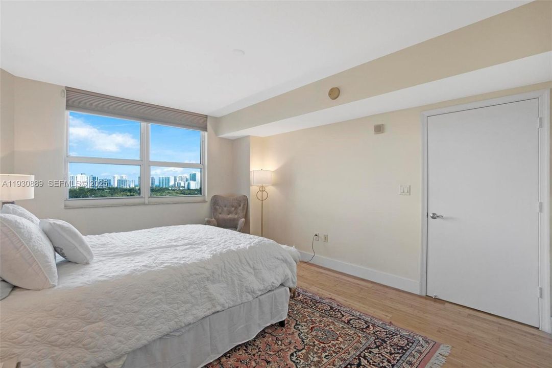 For Sale: $389,000 (1 beds, 1 baths, 870 Square Feet)
