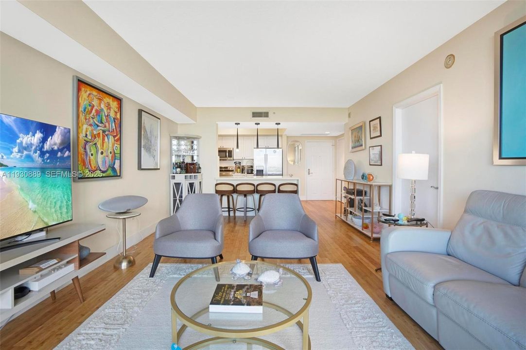 For Sale: $389,000 (1 beds, 1 baths, 870 Square Feet)