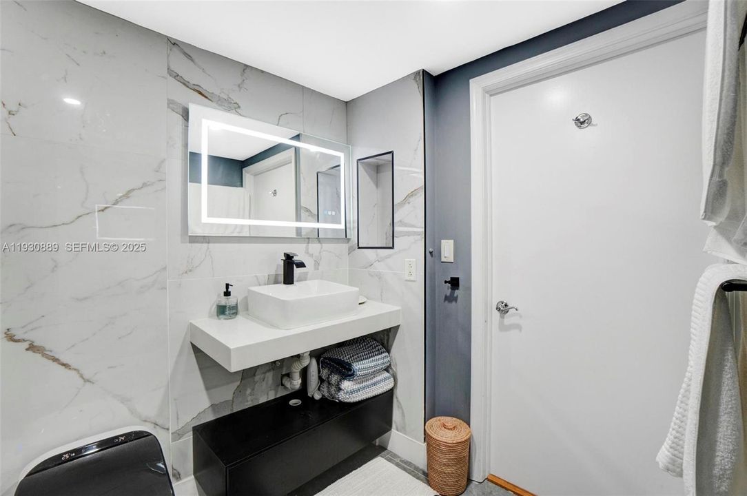 For Sale: $389,000 (1 beds, 1 baths, 870 Square Feet)