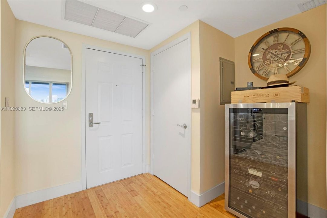 For Sale: $389,000 (1 beds, 1 baths, 870 Square Feet)