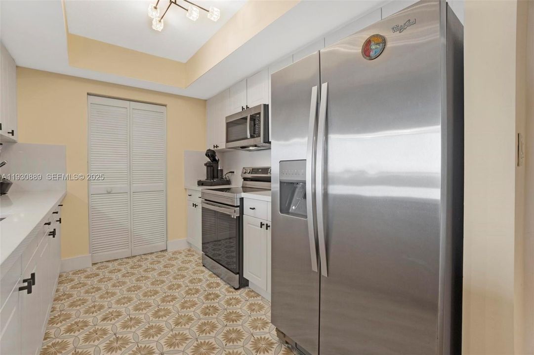 For Sale: $389,000 (1 beds, 1 baths, 870 Square Feet)