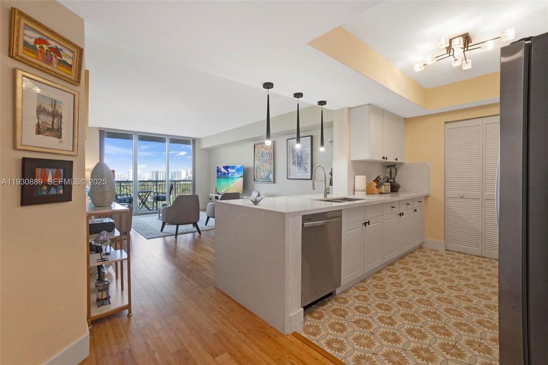 For Sale: $389,000 (1 beds, 1 baths, 870 Square Feet)