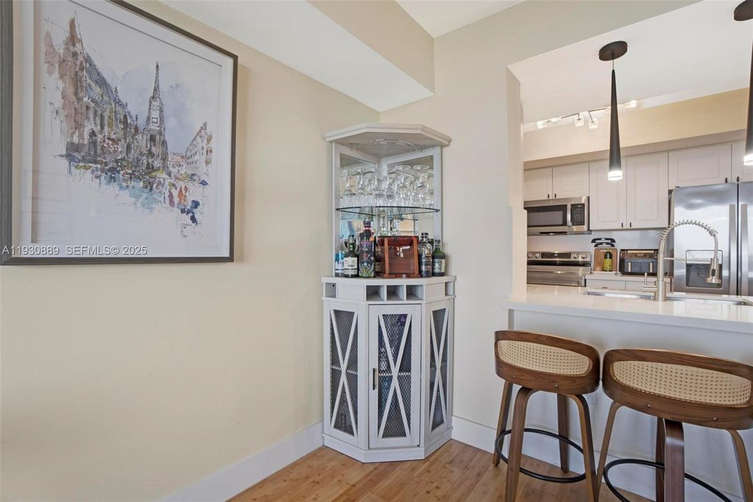 For Sale: $389,000 (1 beds, 1 baths, 870 Square Feet)