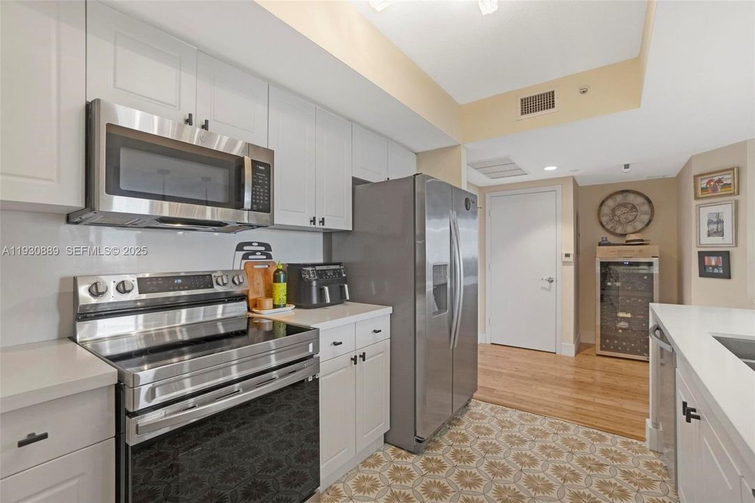 For Sale: $389,000 (1 beds, 1 baths, 870 Square Feet)