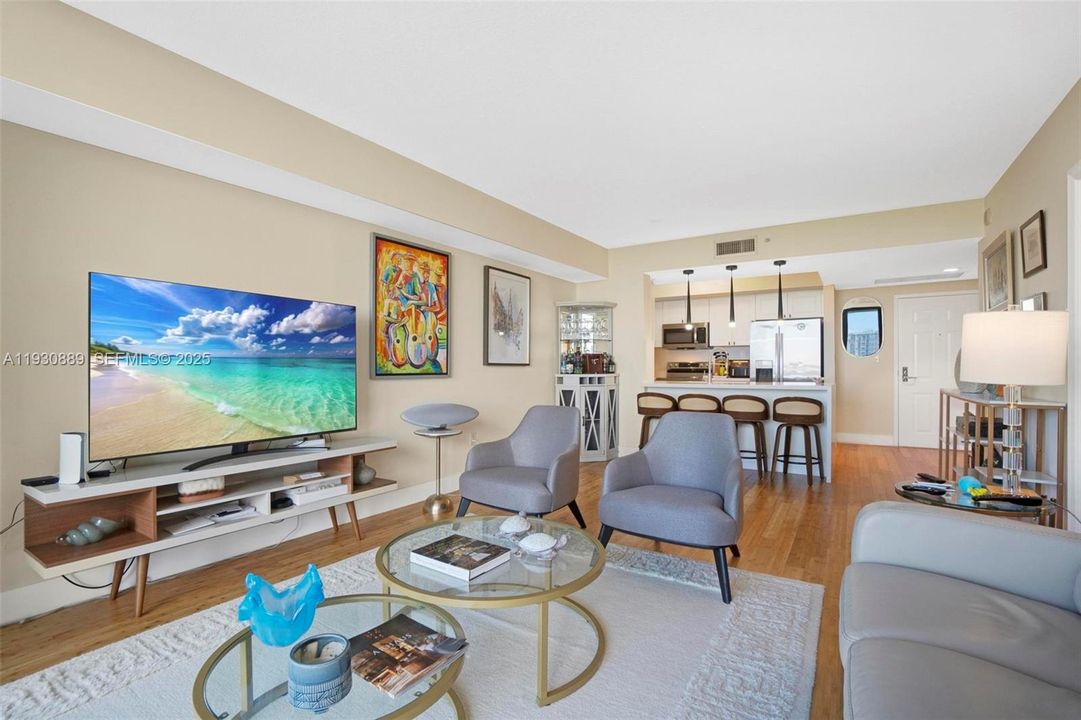 For Sale: $389,000 (1 beds, 1 baths, 870 Square Feet)