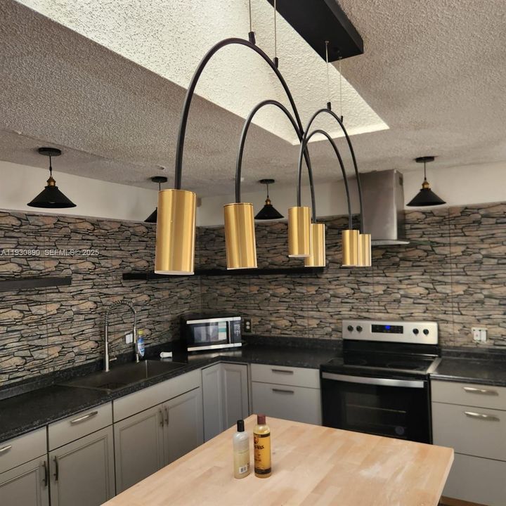 For Rent: $2,420 (3 beds, 2 baths, 0 Square Feet)