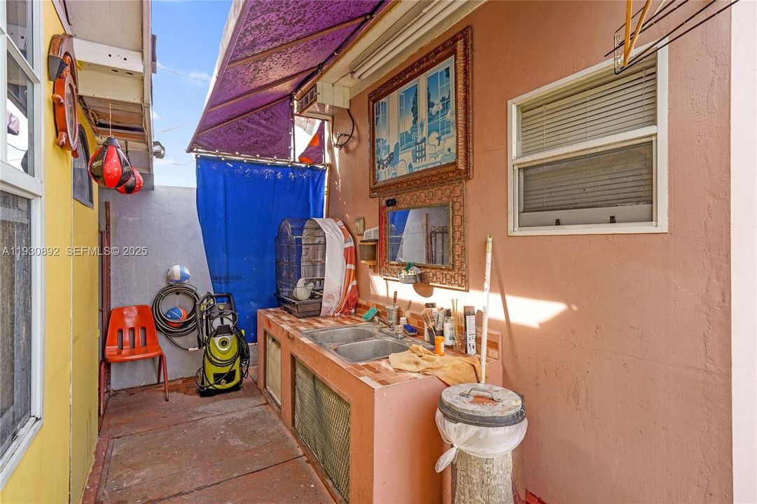 For Sale: $699,000 (3 beds, 1 baths, 1718 Square Feet)