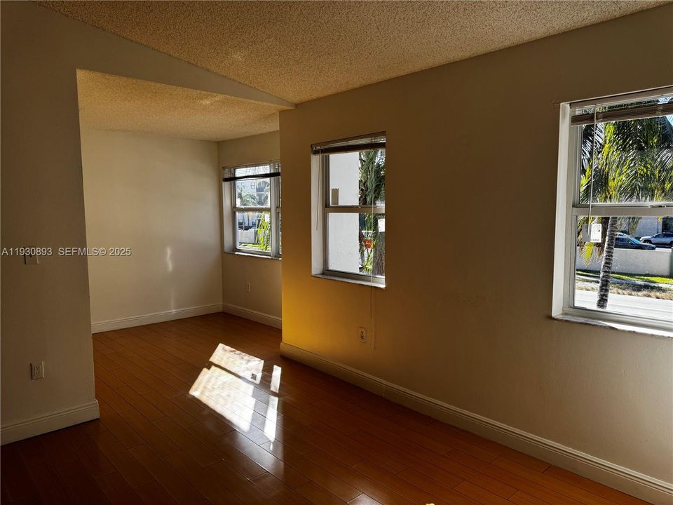 For Rent: $1,800 (1 beds, 1 baths, 646 Square Feet)