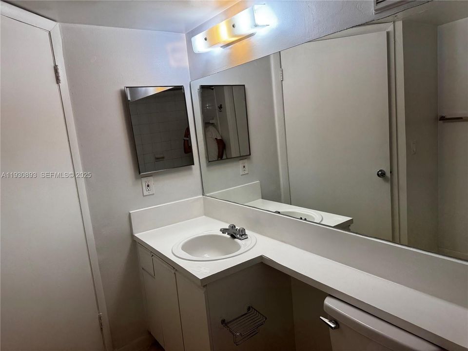 For Rent: $1,800 (1 beds, 1 baths, 646 Square Feet)