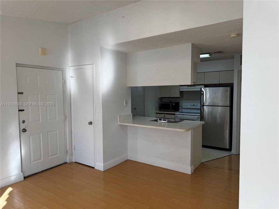 For Rent: $1,800 (1 beds, 1 baths, 646 Square Feet)