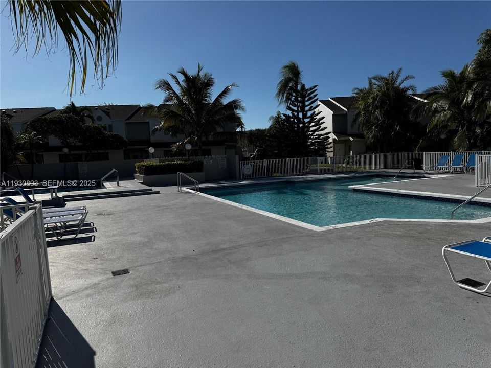 For Rent: $1,800 (1 beds, 1 baths, 646 Square Feet)