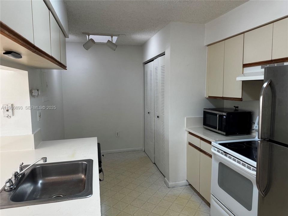 For Rent: $1,800 (1 beds, 1 baths, 646 Square Feet)