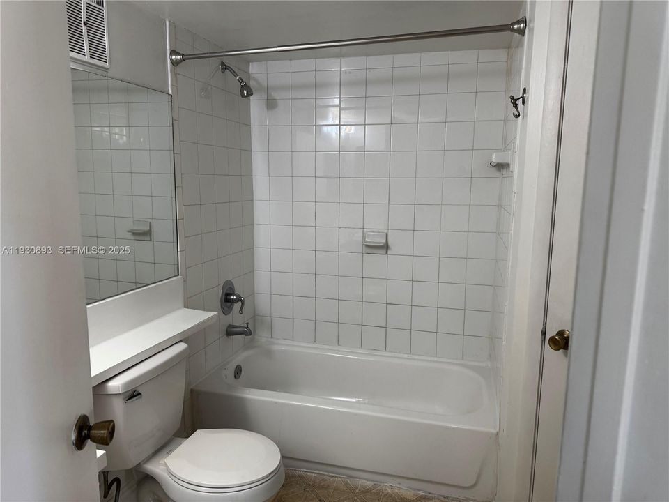For Rent: $1,800 (1 beds, 1 baths, 646 Square Feet)