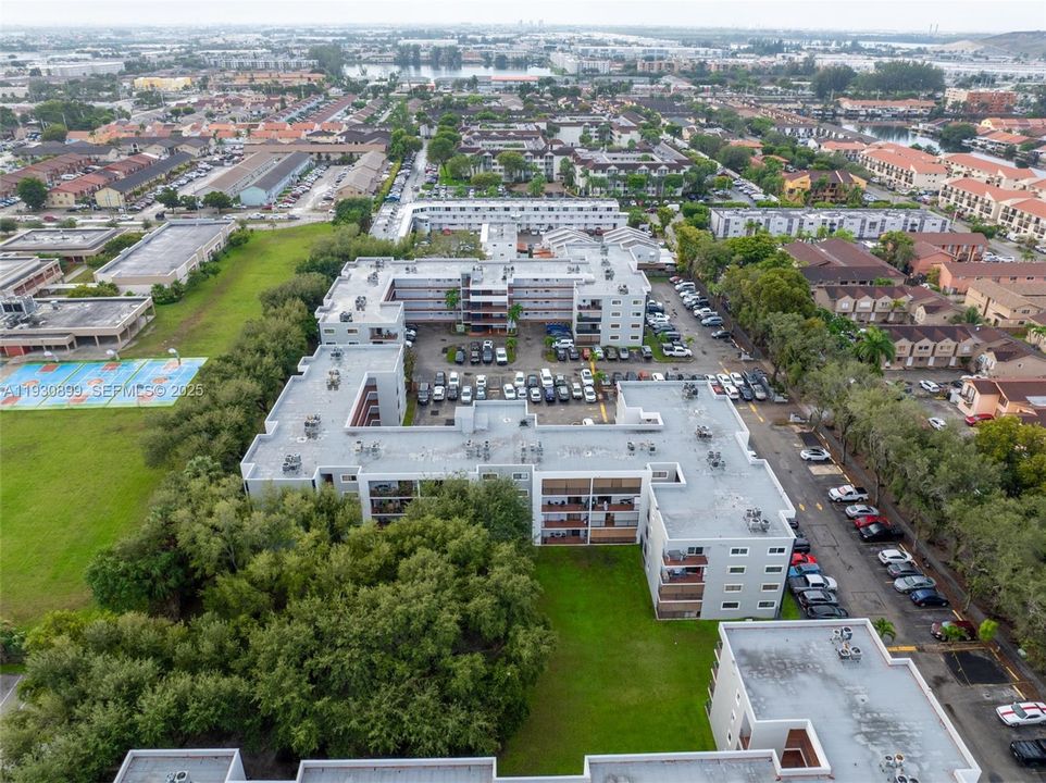 На продажу: $260,000 (2 спален, 2 ванн, 890 Квадратных фут)