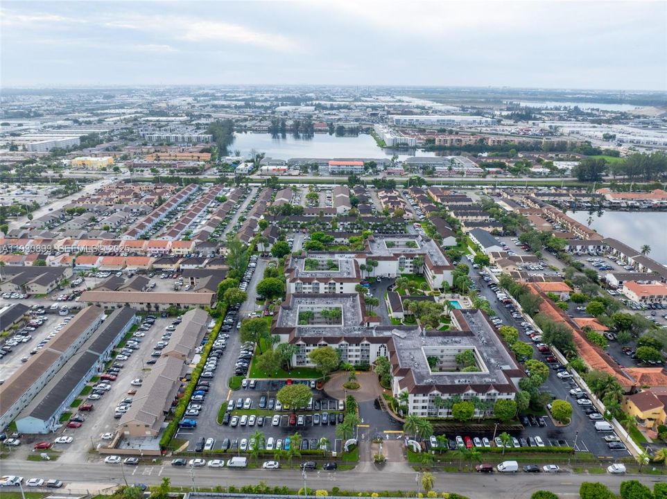 На продажу: $260,000 (2 спален, 2 ванн, 890 Квадратных фут)