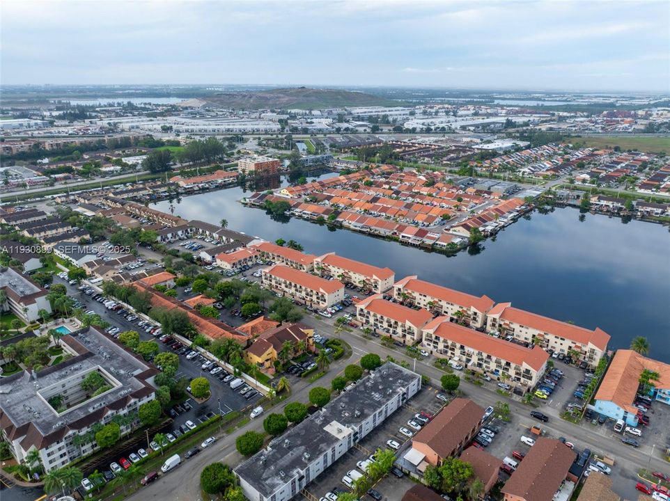 На продажу: $260,000 (2 спален, 2 ванн, 890 Квадратных фут)