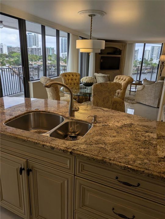 待售: $649,900 (2 贝兹, 2 浴室, 1692 平方英尺)