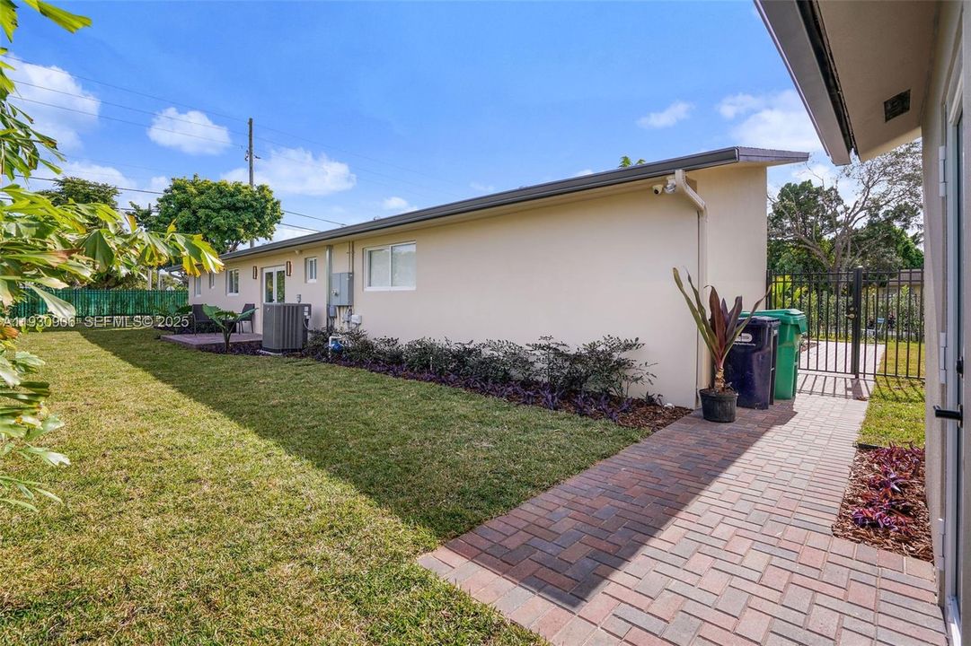 For Sale: $1,200,000 (3 beds, 3 baths, 1939 Square Feet)
